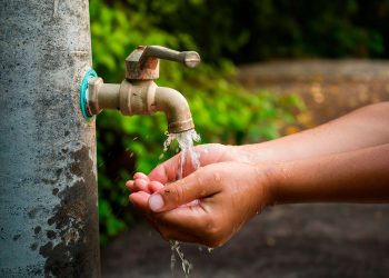 El déficit que aún persiste es producto de la reducción en los niveles de agua que reciben los acueductos Duey, Isa-Mana y Valdesia. - Fuente externa.