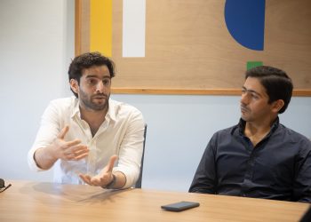 Manuel Godoy y Bernardo García, fundadores de Félix Pago, impulsan una solución innovadora para enviar remesas por WhatsApp.