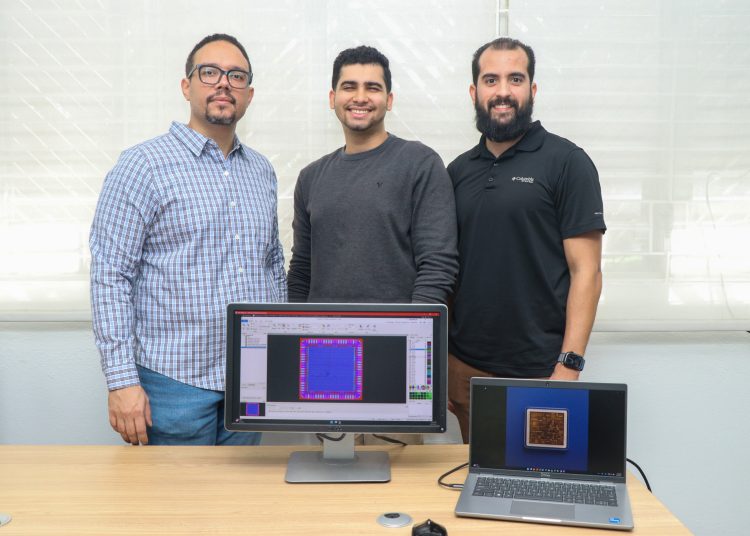 El equipo diseñador estuvo integrado por los profesores Javier Marte, Rafael Batista y Jorge Luna junto a los estudiantes de Ingeniería Eléctrica, Denys Merkushev y Jeison Hernández.