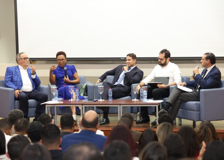 La ley indica que el director de la DNI (artículo 13) será asesor del presidente en materia de seguridad alimentaria, ambiental, de salud pública, energética, cibernética, económica y financiera. - Fuente externa.