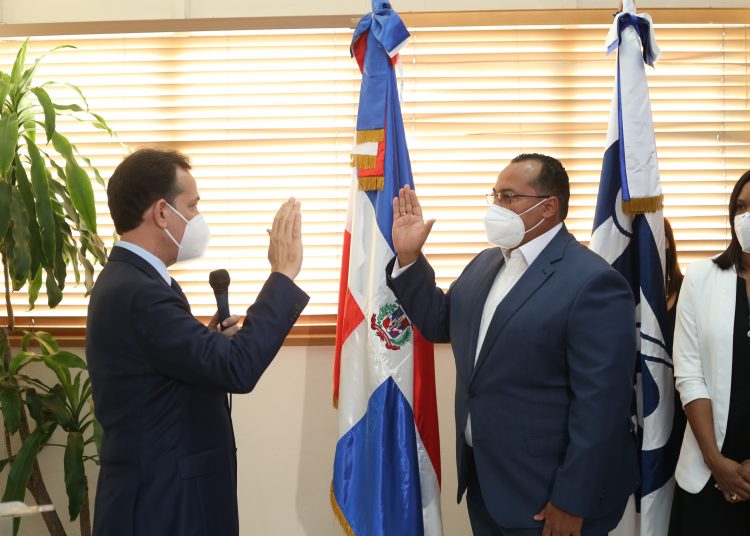 El ministro de Industria y Comercio, Víctor Bisonó, juramenta a Lorenzo Ramírez como director del Indocal.