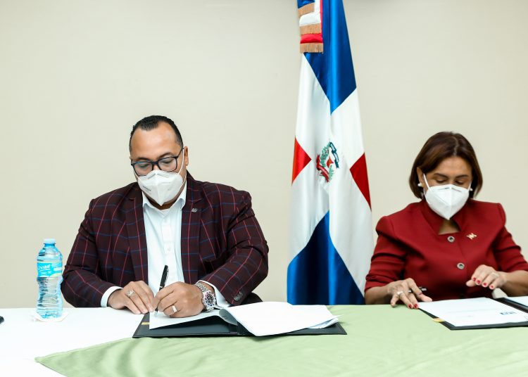 El acuerdo fue rubricado por el director general del Indocal, Lorenzo Ramírez y la directora de Lavecen, Griselda López.