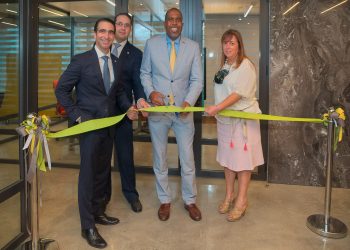 Corte de cinta inaugural de las nuevas instalaciones de CCI Puesto de Bolsa, realizado por el vicepresidente ejecutivo, Jorge L. Rodríguez; el CEO José Antonio Fonseca; el director de participaciones de SMV, Claudio Guzmán y  la presidenta del consejo de CCI, Serafina Scannella.