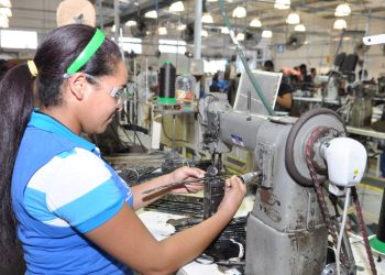 El sector industrial genera 960,816 empleos, según la ENCFT, de los cuales un 62.2% está en la formalidad. - Fuente externa.