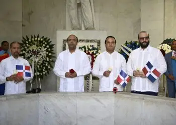 Samuel Pereyra, presidente ejecutivo de Banreservas y Juan Pablo Uribe, presidente de la Comisión de Efemérides Patrias encabezaron la ceremonia de ofrenda floral en conmemoración del 181 aniversario de la Independencia Nacional. Les acompañan José Manuel Almonte, vicepresidente senior administrativo y Francisco Elías, vicepresidente senior de Empresas Subsidiarias, así como ejecutivos de las empresas de la Familia Reservas.- Fuente externa.