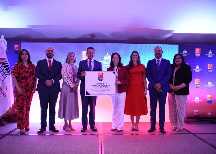 Ito Bisonó destaca transformación clima laboral en el MICM.