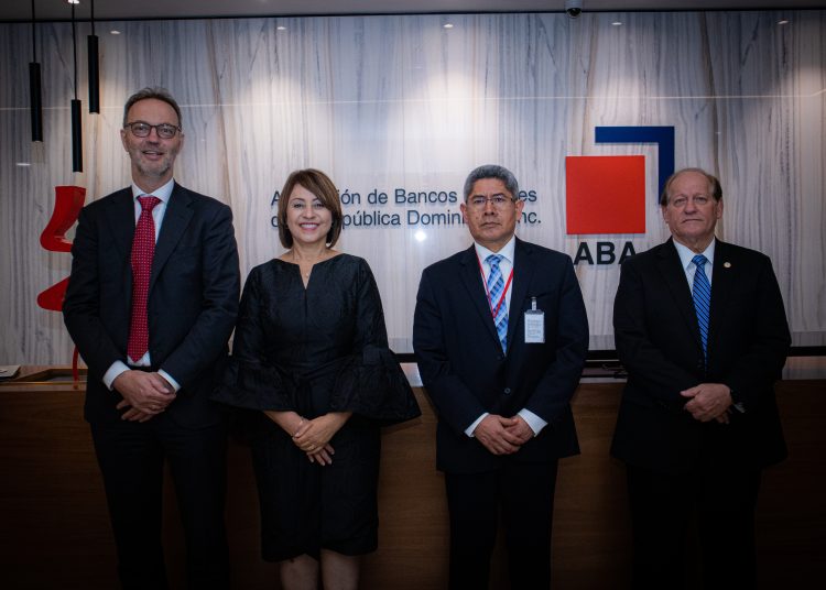 Dirk Jan Grolleman, Rosanna Ruiz, Manuel Rosales Torres y Manuel González. | Fuente externa.