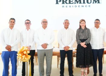 Julio Vargas, Edward De Valle II, Hector José Rizek, Franklin Martín Romero, la vicepresidenta de la Republica Raquel Peña e Ivanov Collado.