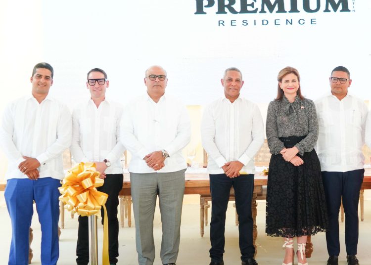 Julio Vargas, Edward De Valle II, Hector José Rizek, Franklin Martín Romero, la vicepresidenta de la Republica Raquel Peña e Ivanov Collado.