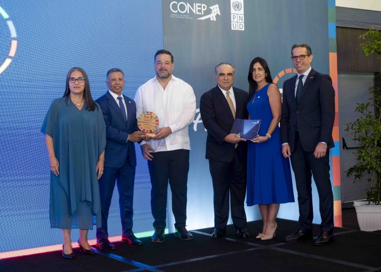 El galardón fue recibido por el director senior de Pymes de Banreservas, Juan Carlos García; y la directora de Sostenibilidad y Responsabilidad Social de la institución bancaria, Raquel Giraldez.