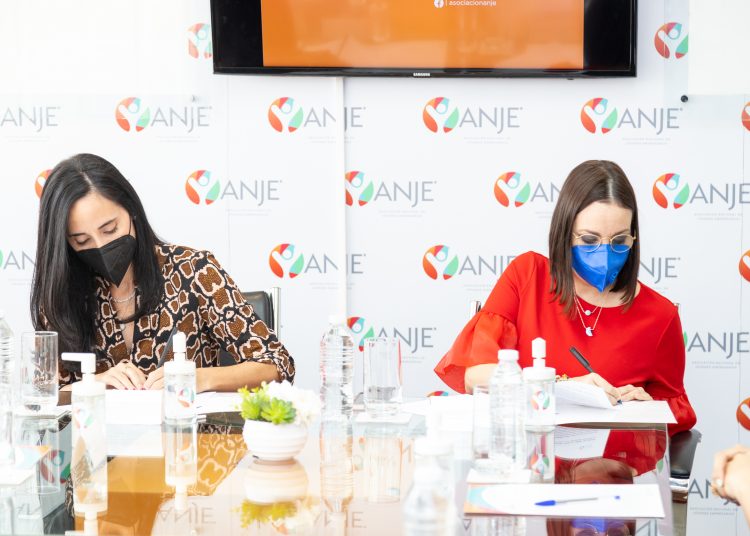 Susana Martínez Nadal, presidenta ANJE, y María Elisa Holguín López, directora general de la UAF.
