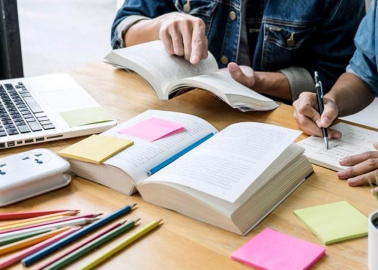 En la cuarta posición aparece medicina con 24,126 estudiantes.