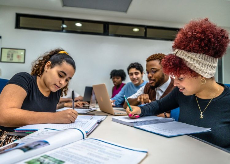 En 2024, las 10 carreras con mayor número de estudiantes matriculados concentran el 33.78% del total de la matrícula en educación superior. / FOTO: Fuente externa.