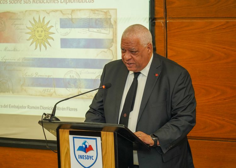 El embajador y académico dominicano Ramón Dionicio Ditrén Flores presentó su nueva obra.