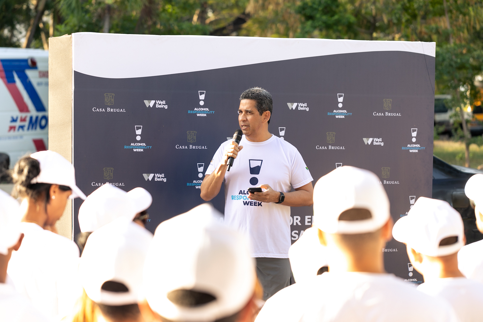 1. foto principal augusto ramírez, presidente de casa brugal, durante las palabras de bienvenida a la caminata de santo domingo