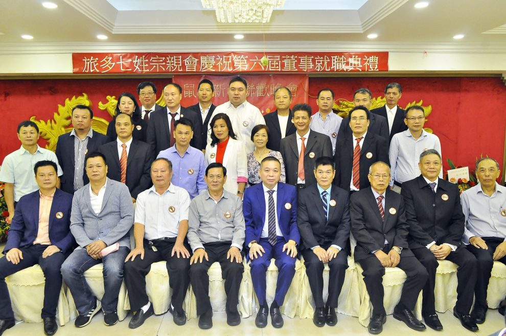 1. ojo foto principal. al centro pony cheng presidente de la fundacion chasintong con la nueva directiva.