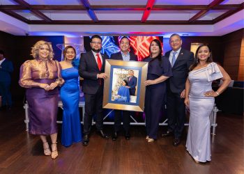 Yisel Dorejo, Deriseé De León y Miosotis De León entregan un cuadro con la portada de la revista a Braian, Oscar, Ignacio Glass y Sulin Lantigua de Glass.