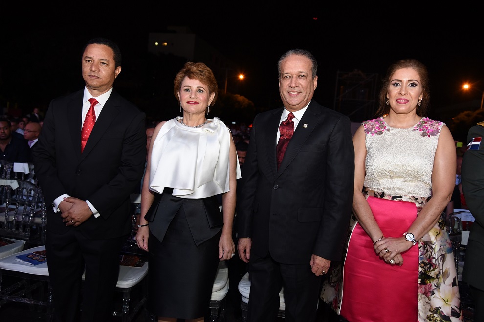 1. principal edgar mejía, lucía medina de mejía, reynaldo pared pérez junto a ingrid mendoza de pared.