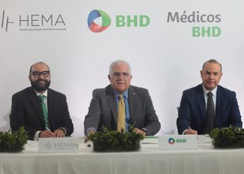 El convenio fue suscrito por Luis Lembert, gerente general del Banco BHD; Miguel Sánchez Caba, presidente del HEMA, y Elías Cruz, tesorero del hospital.- Fuente externa.