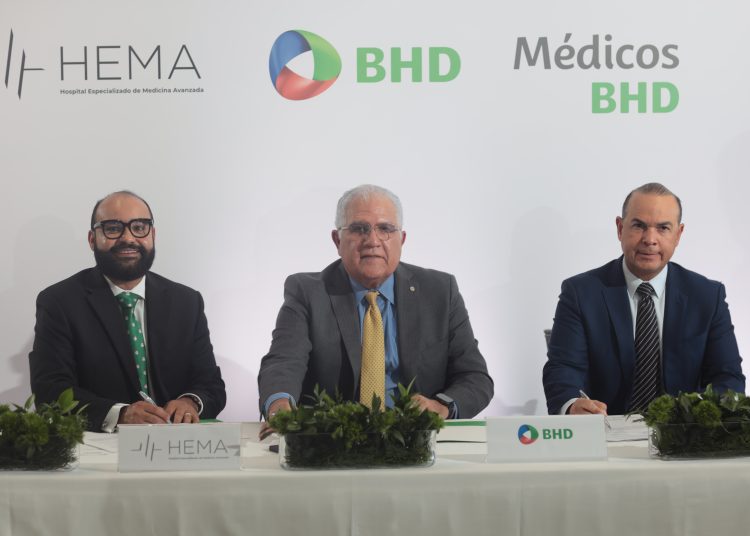 El convenio fue suscrito por Luis Lembert, gerente general del Banco BHD; Miguel Sánchez Caba, presidente del HEMA, y Elías Cruz, tesorero del hospital.- Fuente externa.