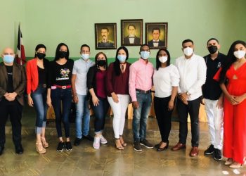 Representantes de la Dirección Provincial de la Juventud y Biblioteca Banileja durante el primer encuentro realizado con los microempresarios.