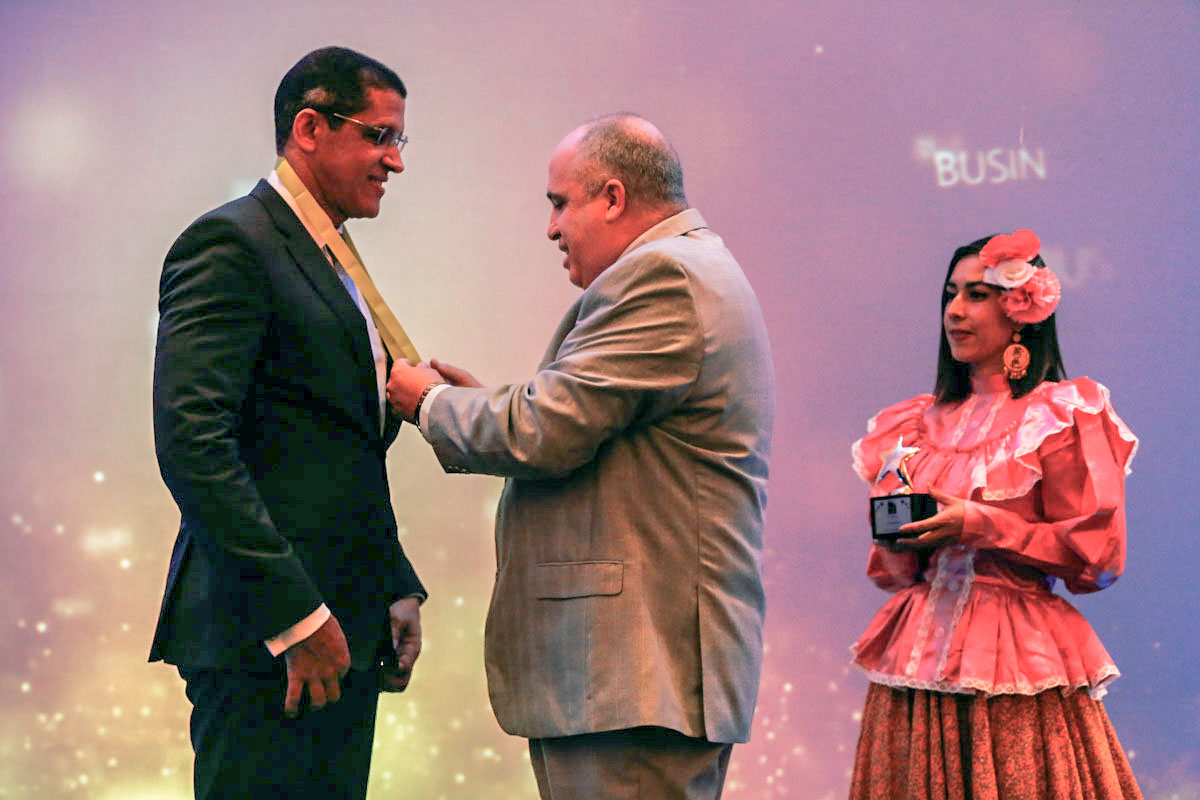 1.pablo de la rosa, presidente del consejo de administración de coopreservas, recibe una distinción de manos de dirvy jiménez representante para américa latina de global business corporation.