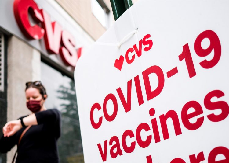 Nueva York planea ofrecer tan pronto como este fin de semana vacunas de una sola dosis de Johnson & Johnson a turistas en atracciones locales como Times Square, el puente de Brooklyn y Central Park, previa aprobación de las autoridades del estado, según anunció este jueves el alcalde Bill de Blasio. | Justin Lane, EFE.