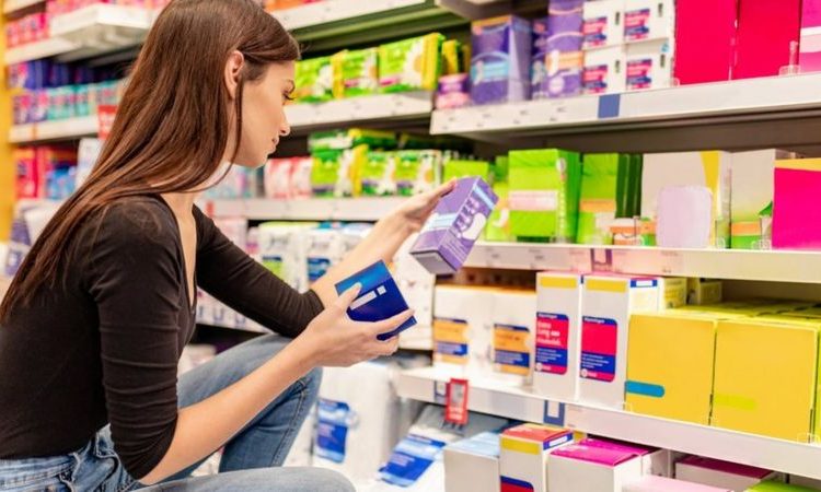 Las toallas sanitarias vienen en diferentes empaques, diseños y características que las vuelven imprescindibles para el ciclo menstrual. | Getty Images.