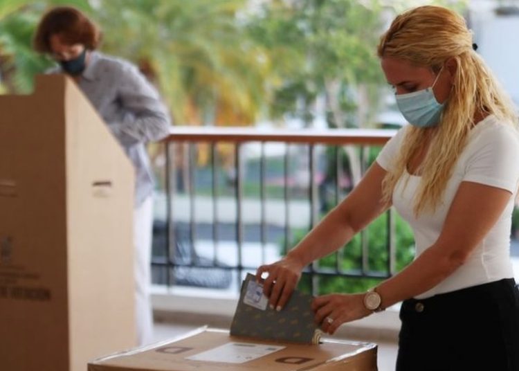 El 13.8% de los participantes del estudio afirmaron que se trasladaron de su residencia para ejercer el derecho al voto, frente al 86.2% que no se trasladó. - Fuente externa.