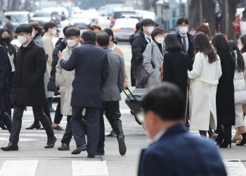 Transeúntes en Seúl, Corea del Sur. | Yonhap vía EFE.