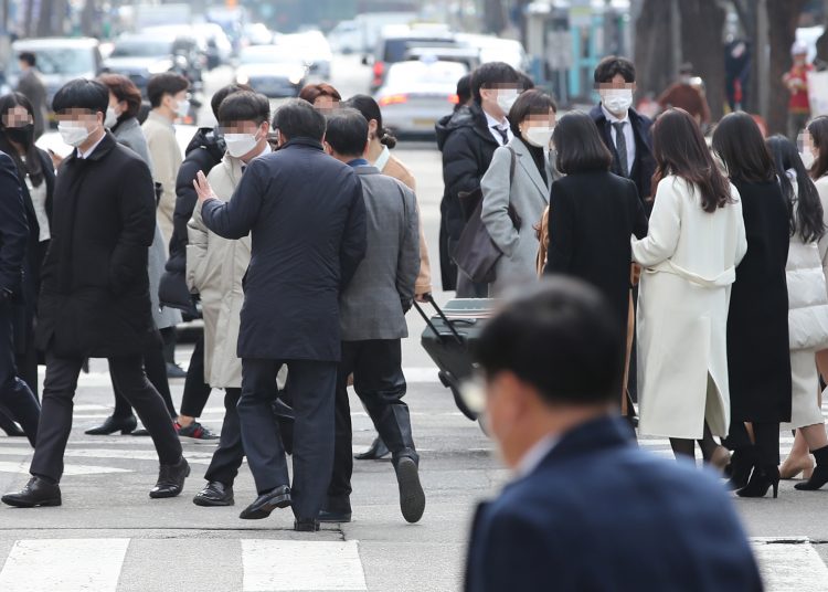 Transeúntes en Seúl, Corea del Sur. | Yonhap vía EFE.