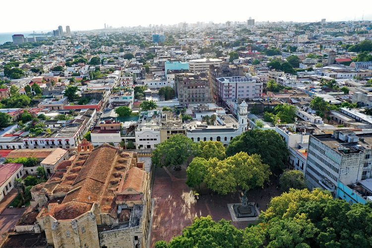 Vista aérea de la Catedral Primada de América, Ciudad Colonial Santo Domingo. - Fuente externa.