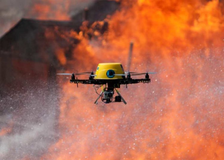 Dron durante incendio. - Fuente externa.