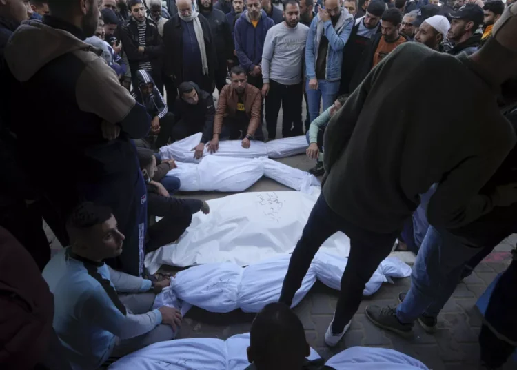 En las últimas horas, el Ejército israelí asegura haber bombardeado y atacado con tanques el área occidental de Jan Yunis (sur). - Fuente externa.