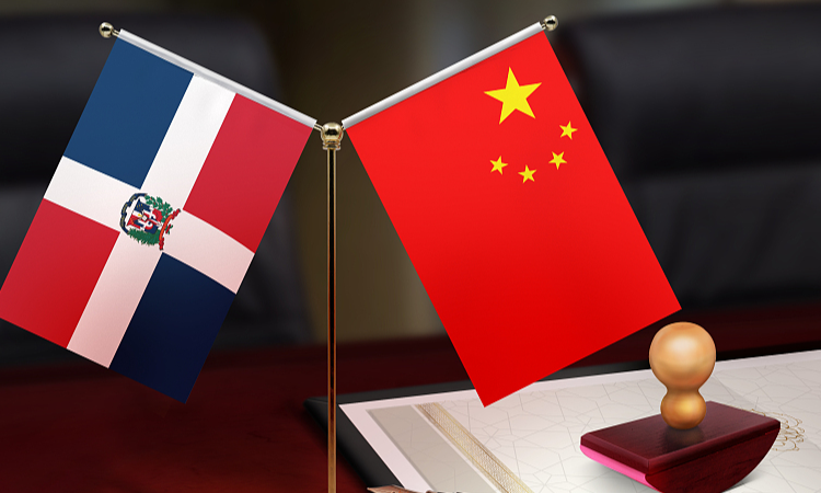 Banderas dominicana y china. - Fuente externa.