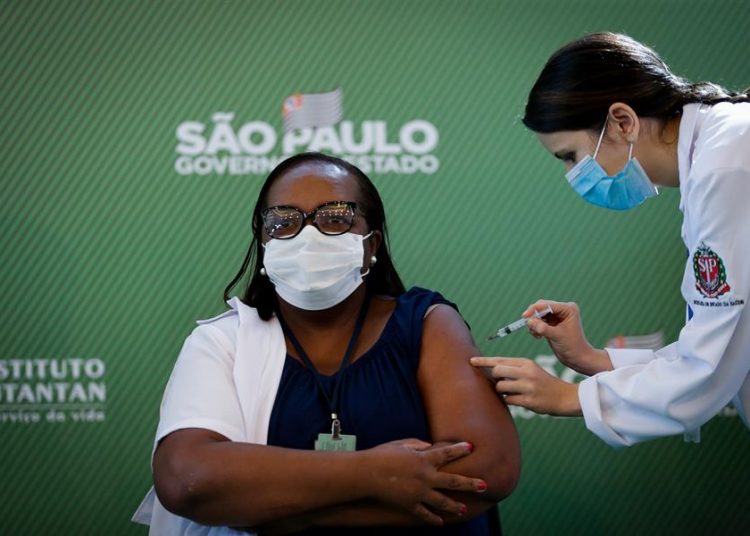 Mônica Calazans, enfermera del Hospital las Clínicas de la capital paulista fue la primera persona en recibir la vacuna contra el covid-19 en Brasil. | Fernando Bizerra Jr., EFE.