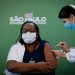 Mônica Calazans, enfermera del Hospital las Clínicas de la capital paulista fue la primera persona en recibir la vacuna contra el covid-19 en Brasil. | Fernando Bizerra Jr., EFE.