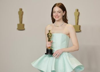 Emma Stone tras ganar su segunda estatuilla en los Premios Óscar 2024. - Fuente externa.