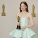 Emma Stone tras ganar su segunda estatuilla en los Premios Óscar 2024. - Fuente externa.