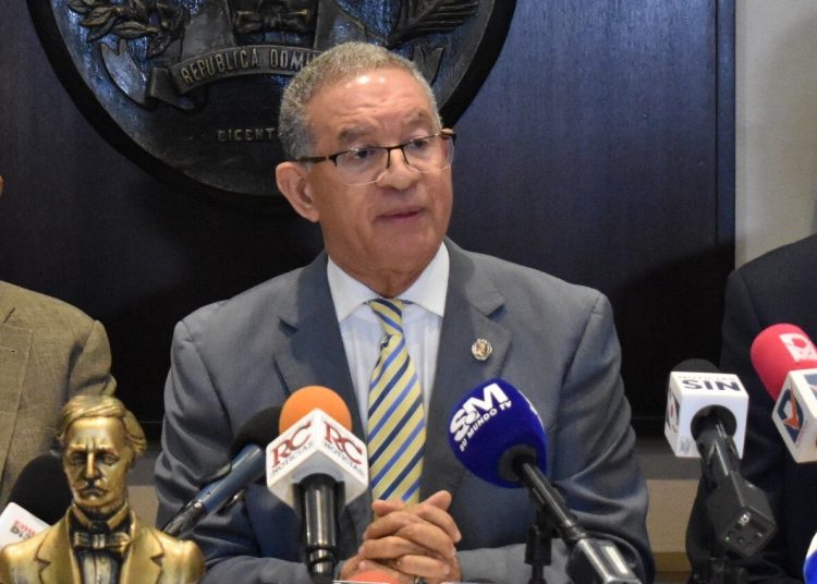 El presidente del Instituto Duartiano, doctor Wilson Gómez Ramírez, interviene en el encuentro.- Fuente externa.