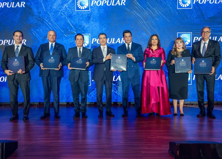 La entrega del libro institucional reunió a Robinson Bou, Luis E. Espínola, Tony Raful, Christopher Paniagua, David Collado, Anabel Bueno, Antonia Antón de Hernández y José Mármol durante la gala.