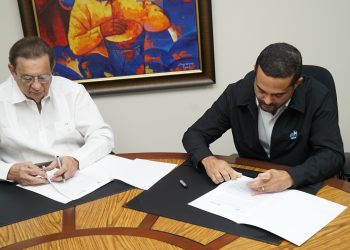 Miguel Fiallo Calderón, rector Unphu y Néstor José Pérez, gerente de Soilab. - Fuente externa.