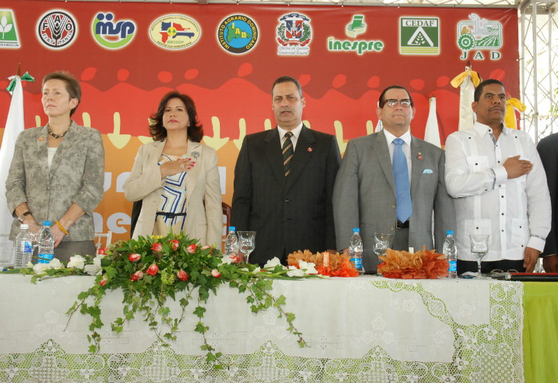 La vicepresidenta Margarita Cedeño de Fernández encabeza el acto del Día de la Alimentación, en compañía Valerie Julliand, representante del PNUD; el viceministro Luis Yangüela; el senador Amílcar Romero y el presidente del IDCOOP, Pedro Corporán.
