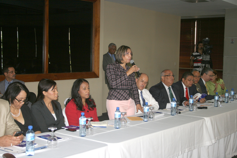 La arquitecta Esther Morillo, mientras intervenía en el taller para fiscales, a su lado el procurador, doctor Francisco Domínguez Brito.