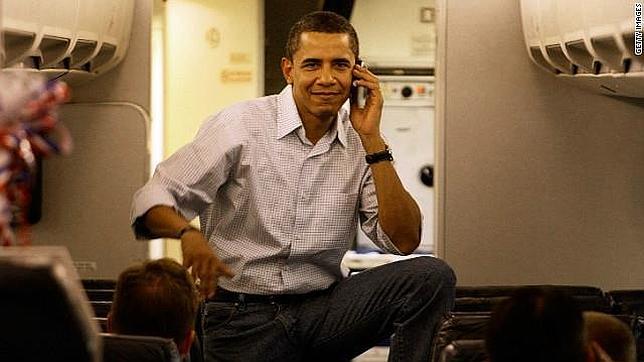 El presidente de Estados Unidos Barack Obama habla por teléfono en un avión.