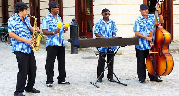 Los cubanos recibieron con alegría la noticia.
