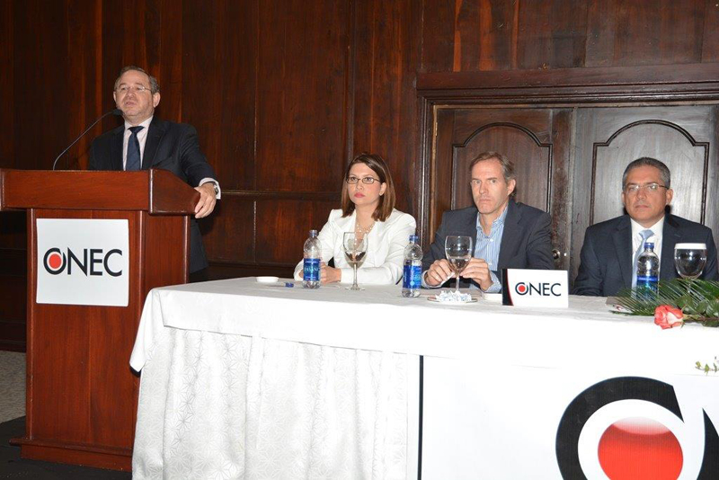 Guarocuya Félix participó como orador en el desayuno mensual de la ONEC abordando el tema de la DGII y la lucha contra la informalidad en República Dominicana.