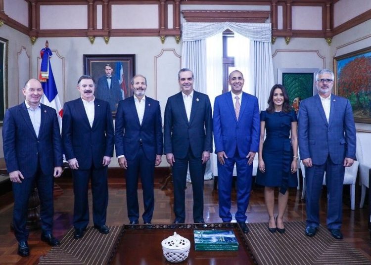 El presidente, Luis Abinader, participó del lanzamiento de la red 5G, realizado por los ejecutivos de Claro Dominicana. | Fuente externa.