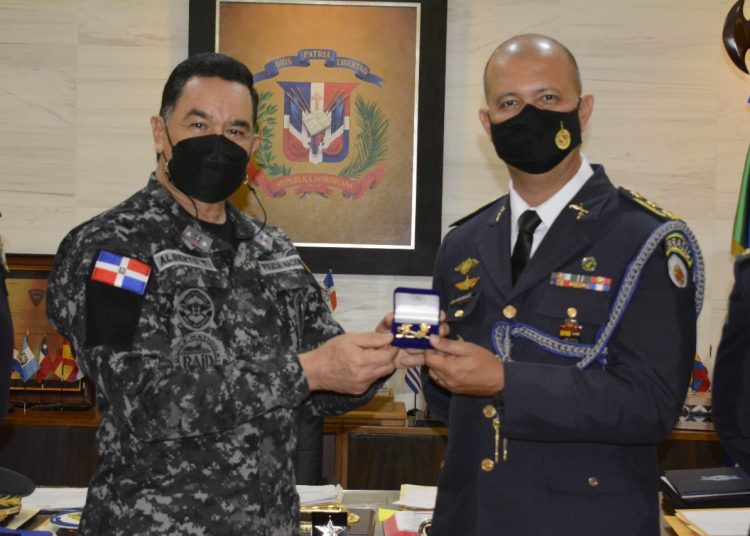 El director general de la Policía Nacional, mayor general Eduardo Alberto Then, recibió la visita de su homólogo en Brasilia, el coronel Reginaldo de Souza Leitão. | Fuente externa.