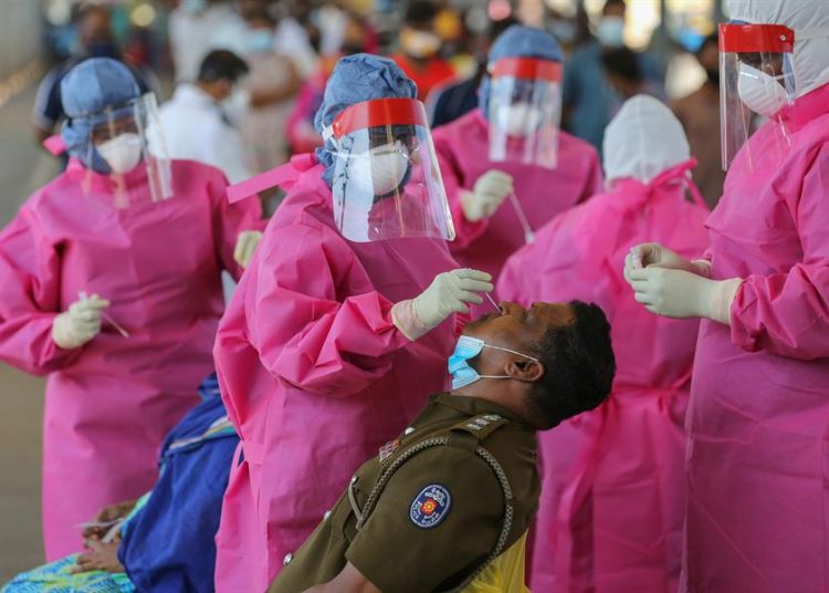 Toma de muestras de covid-19 realizada en Colombo, Sri Lanka. | EFE.